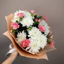 Букет «Легкий» из гвоздик и хризантем