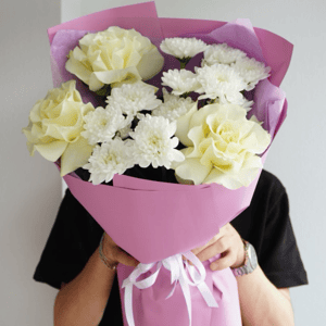 Букет из французской розы из хризантем