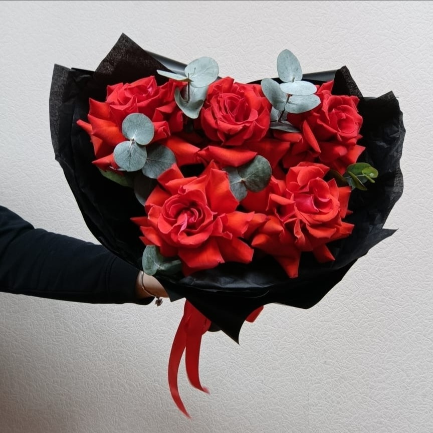 Букет «Коралловые розы в стильном оформлении»