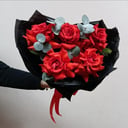 Букет «Коралловые розы в стильном оформлении»