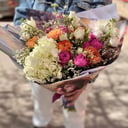 Букет с гортензией из роз и эустом