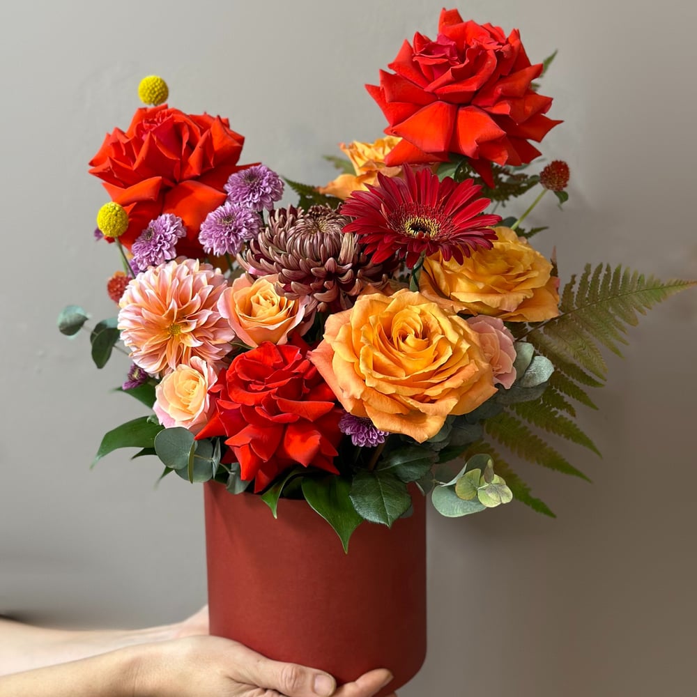 Букет «Авторская Шляпная Коробка Осень» из роз и хризантем