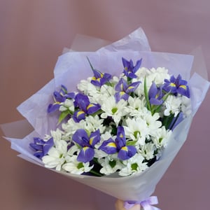 Букет «Белоснежные хризантемы с ирисами»