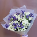 Букет «Белоснежные хризантемы с ирисами»