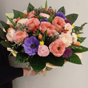 Букет из пионовидных роз и весенних цвет из экзотических цветов и тюльпанов