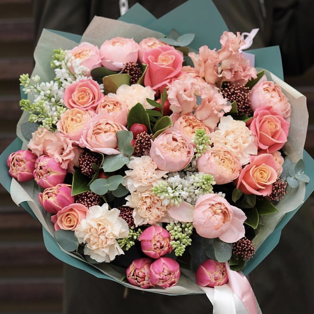 Букет «Магия тропиков» из тюльпанов и гвоздик