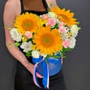 Шляпная коробка с цветами «Подсолнухи в синем боксе»