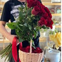 Подарочный набор «Букет Красных Роз с Корзинкой Лепестков»