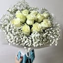 Букет «11 белых роз с гипсофилой на аквабоксе»