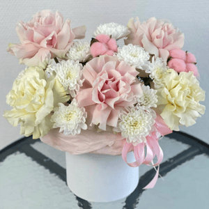 Шляпная коробка с цветами «Композиция из французской розы» из хризантем