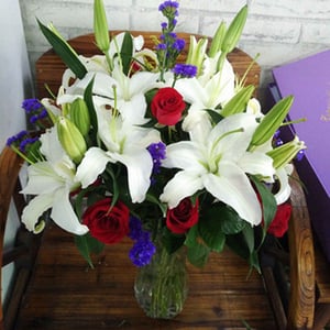Букет «Цветочный шарм» из роз и лилий