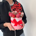 Букет из клубники в шляпной коробке