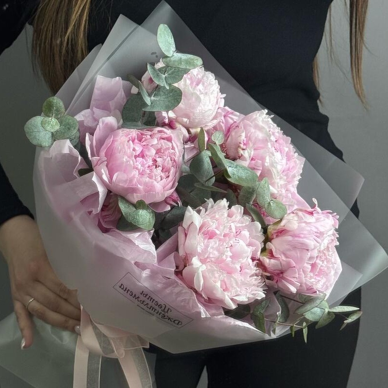 Букет «Пионы с эвкалиптом»