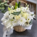 Искренность в корзине из эустом и хризантем