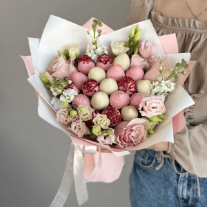 Клубника в шоколаде с цветами "Виолетта"