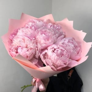 Букет из 7 пионов