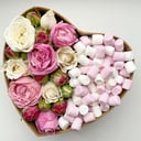 Подарочный набор «Коробка-сердце с маршмеллоу» из роз