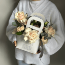 Коробка с цветами «Сумочка Джейн» из роз и эустом