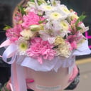 Шляпная коробка с цветами «Градиент» из роз и хризантем