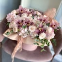 Шляпная коробка с цветами «Зефирка» из роз и гортензий