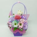 Коробка с цветами «Цветы в сумочке с игрушкой 3» из хризантем и гипсофил