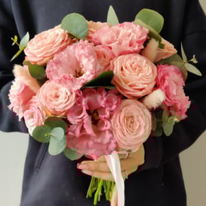 Пионовидные розы и эустома для невесты