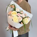 Нежный букет с розами и диантусом