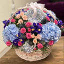 Цветы в корзине из роз и ирисов