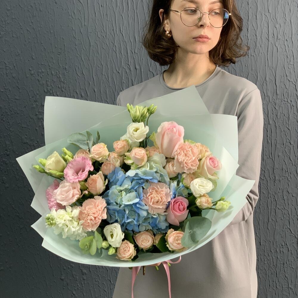 Авторский букет " Нежнее нежного " из роз и гортензий