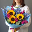 Букет из подсолнухов и маттиолы