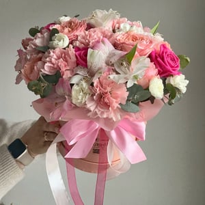 Шляпная коробка с цветами «Композиция с диантусами розовая» из альстромерий