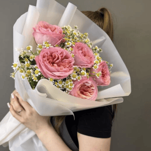 Букет пионовидные розы с ромашкой