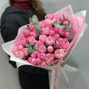 Большой букет из пионовидных роз