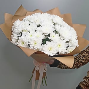 Воздушный букет с кустовыми хризантемами