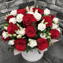 Шляпная коробка с розой и эустомой