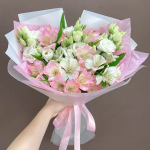 Букет «Альстромерии и эустома Нежность сердца»