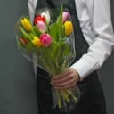 Букет живых цветов из 9 разноцветных тюл из пионов