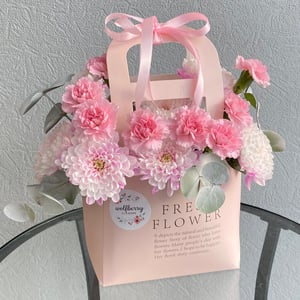 Коробка с цветами «Розовая сумочка» из хризантем и гвоздик