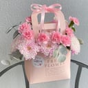 Коробка с цветами «Розовая сумочка» из хризантем и гвоздик