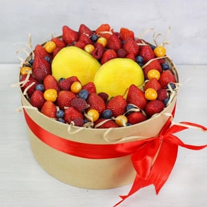 Композиция из клубники «Подарочная с манго»