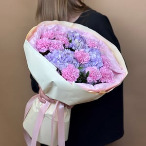 Букет с гортензией и диантусами