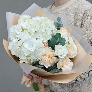Букет из гортензии из гвоздик и роз