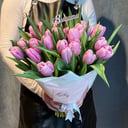 Букет «25 розовых тюльпанов с топпером 8 Марта»