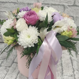 Шляпная коробка с цветами «Цветы для любимых» из хризантем и альстромерий