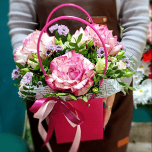 Коробка с цветами «Любимый» из роз и эустом