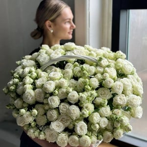 Корзина с белыми пионовидными кустовыми розами