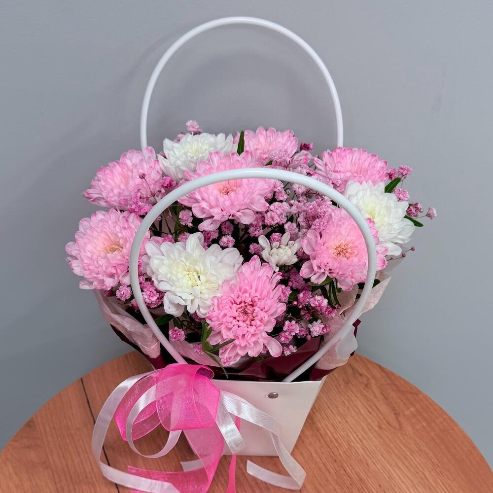 Коробка с цветами «Композиция в сумочке со стойкими цветами» из хризантем