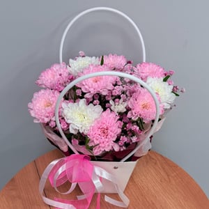 Коробка с цветами «Композиция в сумочке со стойкими цветами» из хризантем