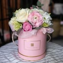 Шляпная коробка с цветами «Сахарная вата» из роз и экзотических цветов