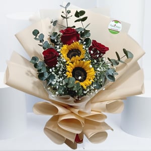 Букет "Любовь, поцелованная солнцем" из роз и подсолнухов